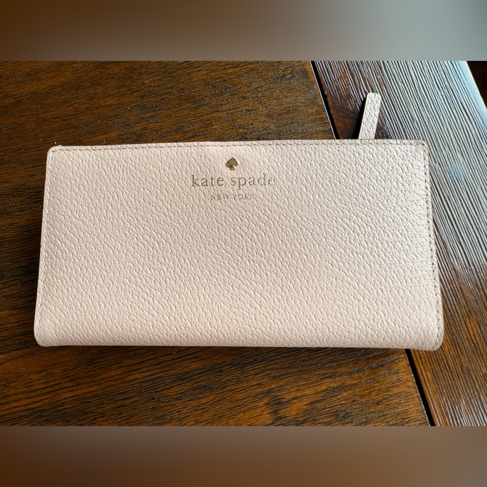 Kate Spade Wallet. Warm vellum
Color.